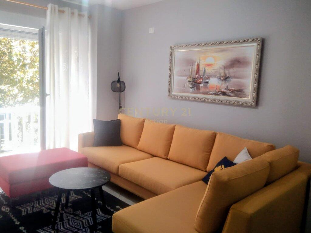 Jepet me qera Apartament 2+1+2 ,21 Dhjetori