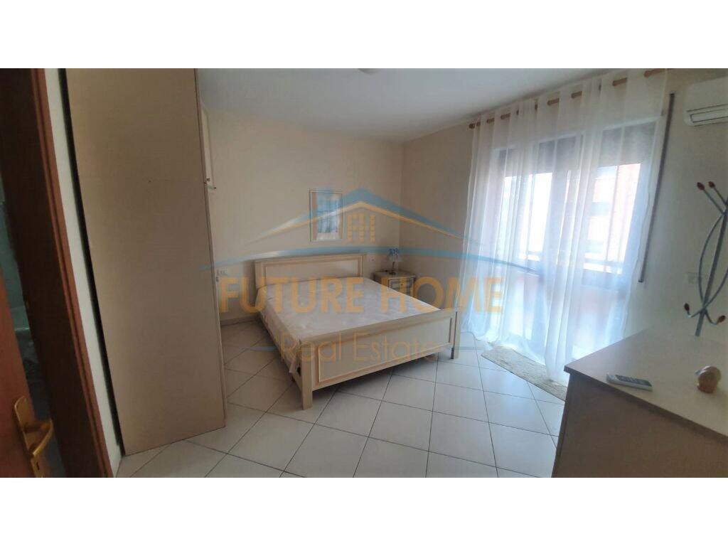 JEPET ME QERA APARTAMENT 2+1 TEK RRUGA BARRIKADAVE