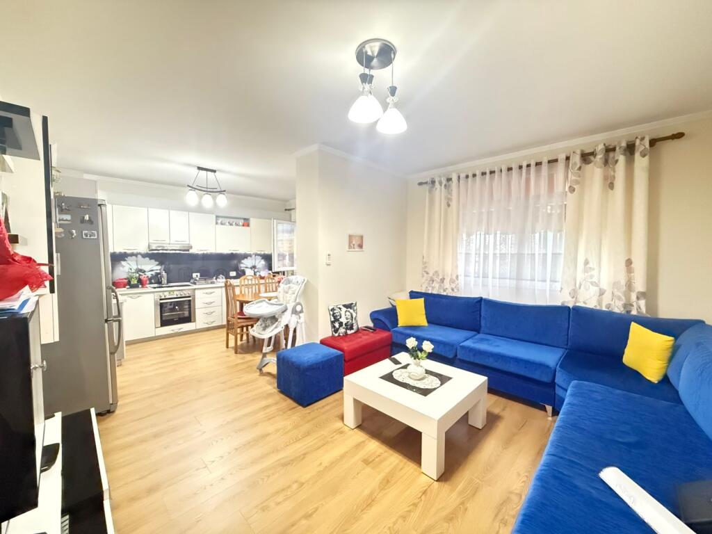 Apartament 2+1 ne shitje,Kryqezimi i Komunes se Parisit