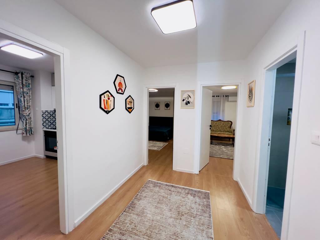 Per Qira, Apartament 2+1+2+depo në Bllok, pranë LSI-së !