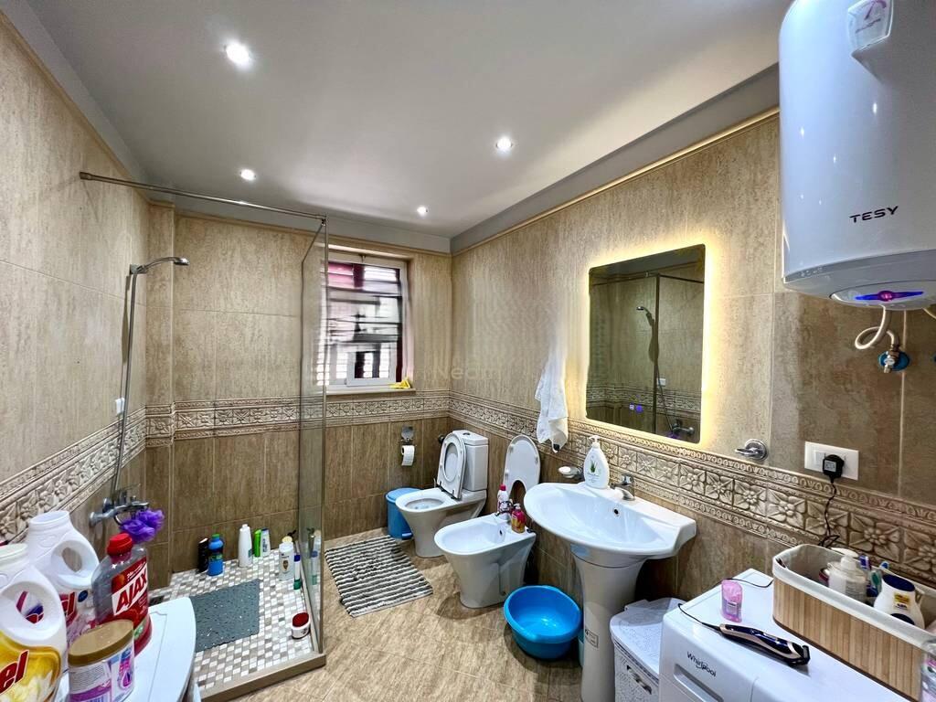 Jepet me Qira Apartament 3+1+2 + Post Parkimi – Super Hapësirë, 800 €/muaj!