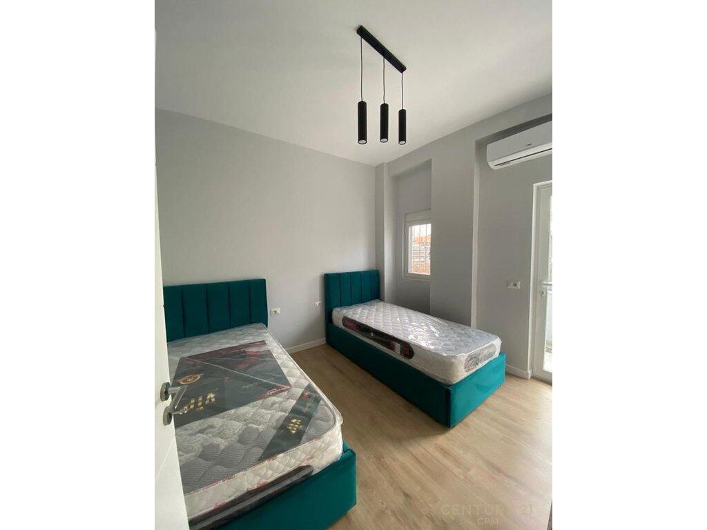 Ky apartament 1+1 ndodhet në katin e parë të një godine 9-katëshe në Rrugen Dervish Hima. • Sipërfaqe neto: 50 m² • Sipërfaqe bruto:60 m² • Ndodhet në katin e parë banim,pallat me ashensor.  • Për më shumë informacion, ju lutem na kontaktoni!