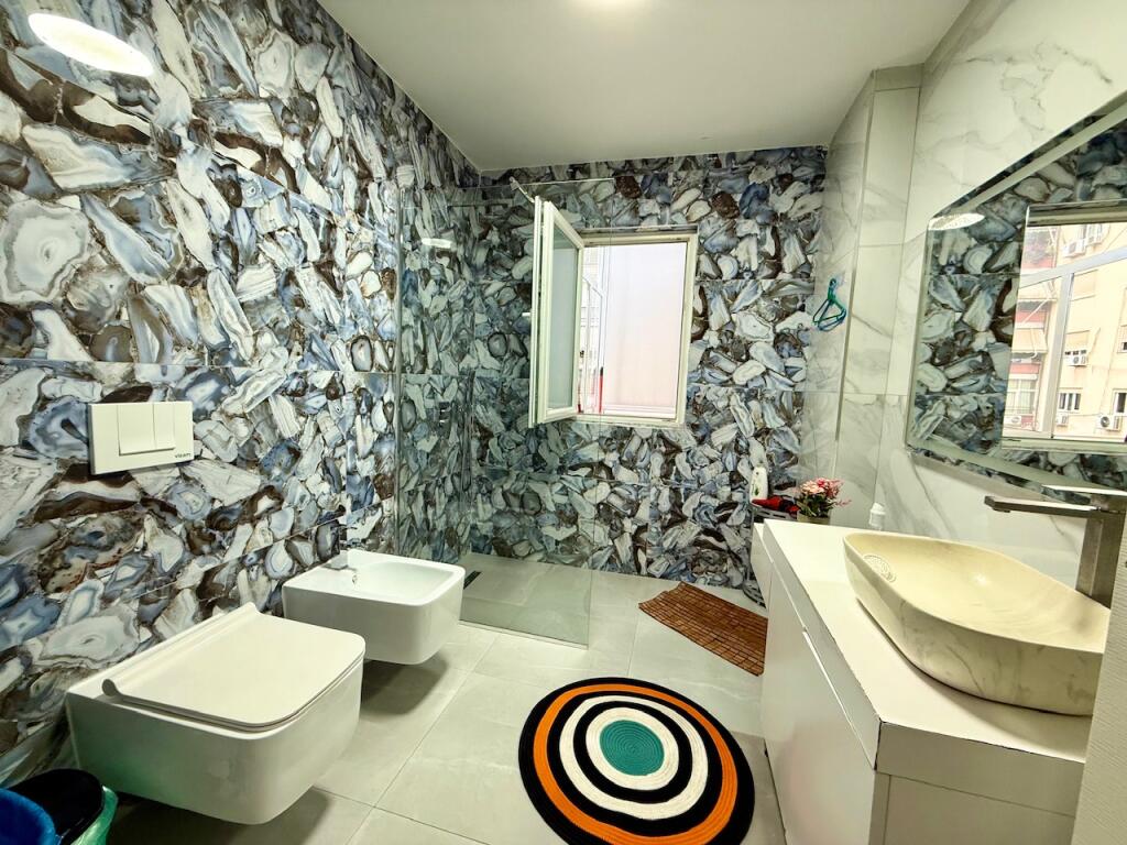 APARTAMENT 3+1 ME QIRA – PRANË AMBASADËS AMERIKANE