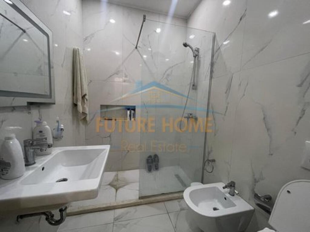 Shitet, Apartament 2+1+2, Kinostudio, Tiranë.