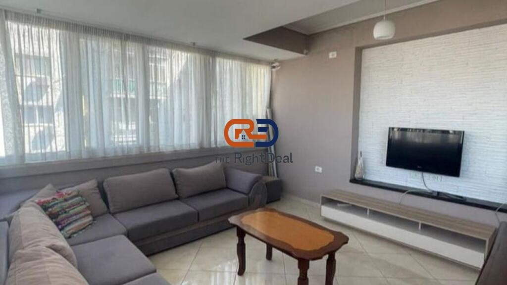 Tek Ish Parku, Shitet Apartament 2+1, Me Orientim Perfekt