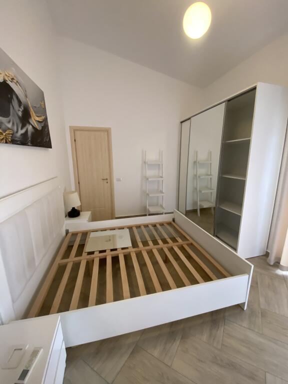 Papafingo i mobiluar te rruga peti liqeni i thate,700 euro,me post parkimi