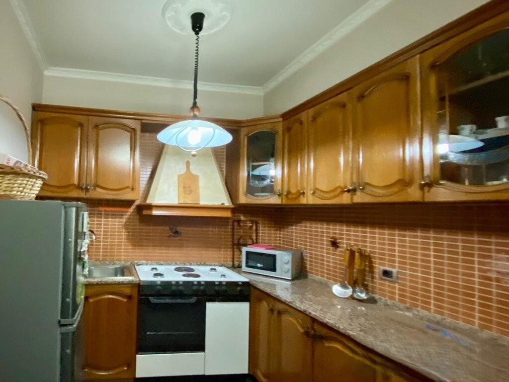 Shitet Apartament 2+1 me Ambient Gatimi të Vecuar – Pranë Gjimnazit "Petro Nini", i Mobiluar, Kati i 8-të