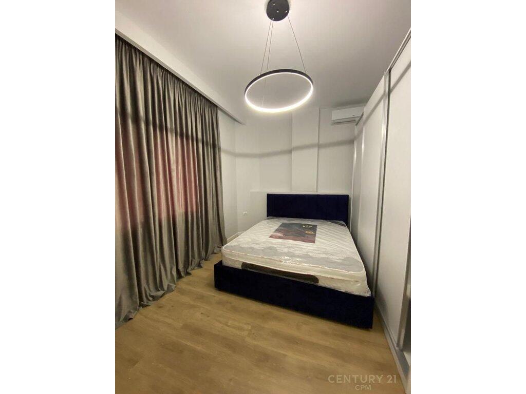 Ky apartament 1+1 ndodhet në katin e parë të një godine 9-katëshe në Rrugen Dervish Hima. • Sipërfaqe neto: 50 m² • Sipërfaqe bruto:60 m² • Ndodhet në katin e parë banim,pallat me ashensor.  • Për më shumë informacion, ju lutem na kontaktoni!