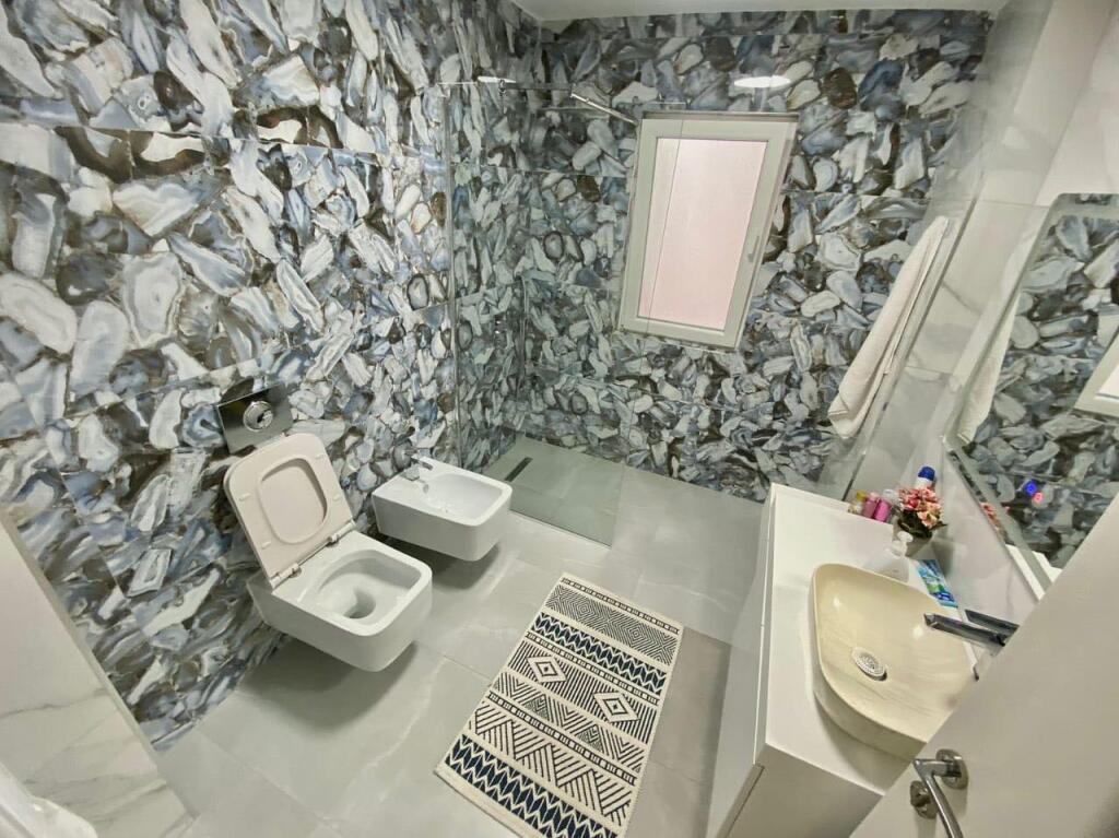 🏡 Jepet me qira apartament luksoz 3+1+2 në Rrugën e Elbasanit