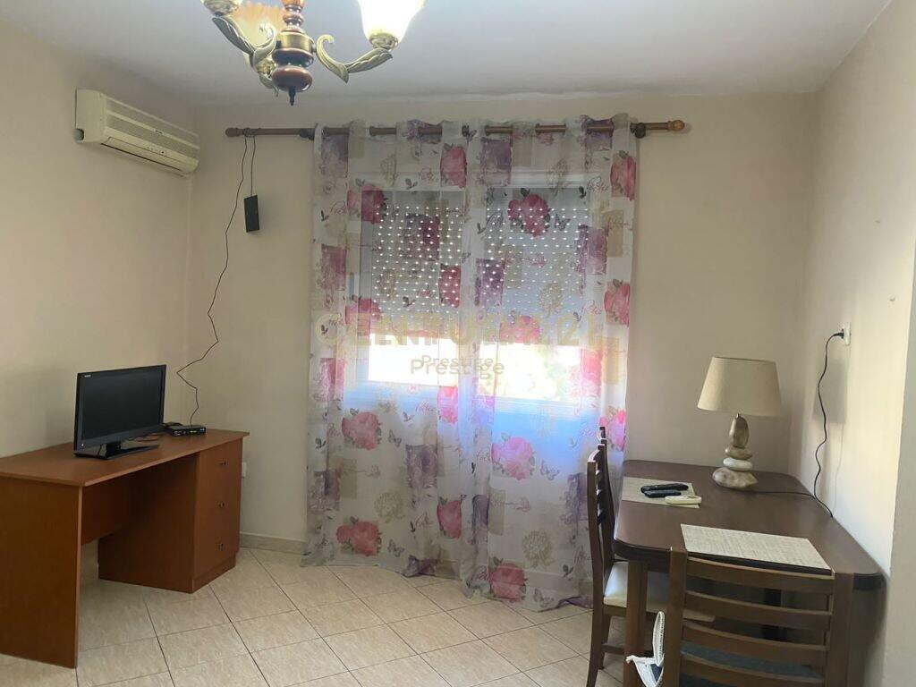 APARTAMENT 1+1 ME QIRA, PRANE SHKOLLES 1 MAJI , ALI DEM!