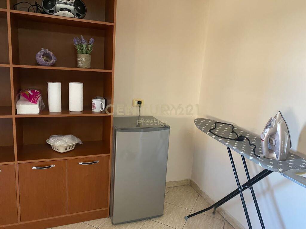 APARTAMENT 1+1 ME QIRA, PRANE SHKOLLES 1 MAJI , ALI DEM!