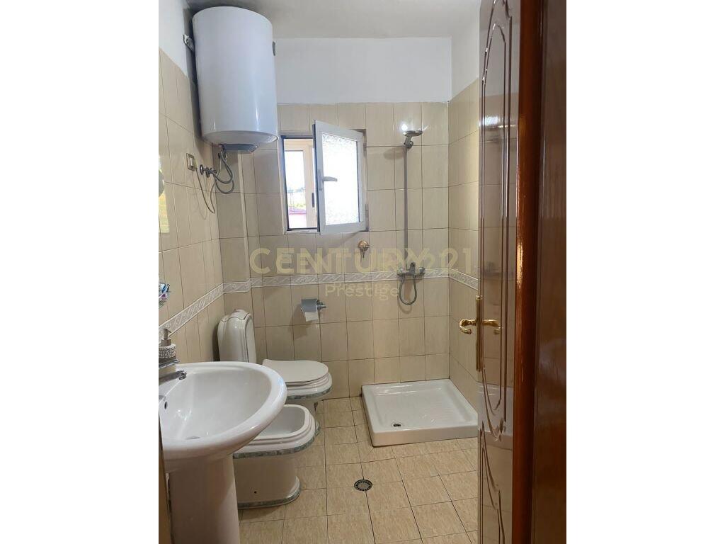 APARTAMENT 1+1 ME QIRA, PRANE SHKOLLES 1 MAJI , ALI DEM!
