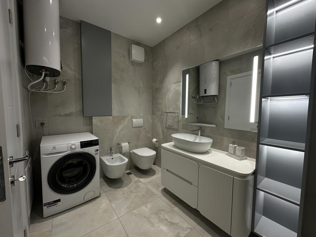 Apartament 1+1 Me Qira në Pazarin e Ri, Tiranë + 1 Post Parkimi