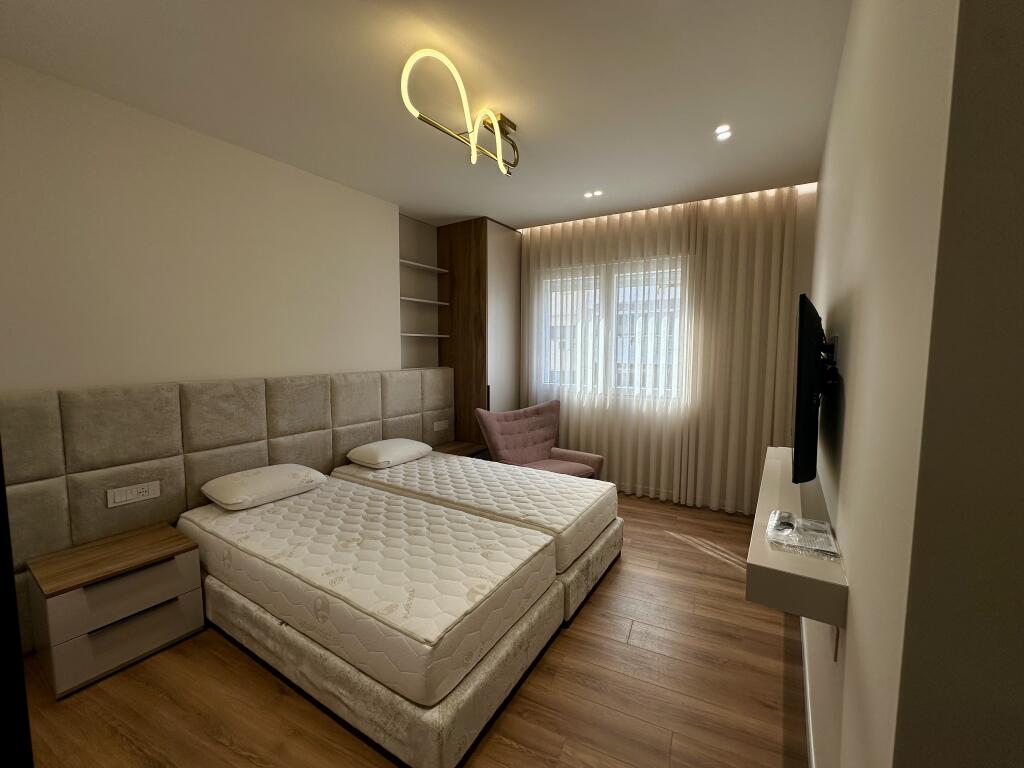 Apartament 1+1 Me Qira në Pazarin e Ri, Tiranë + 1 Post Parkimi