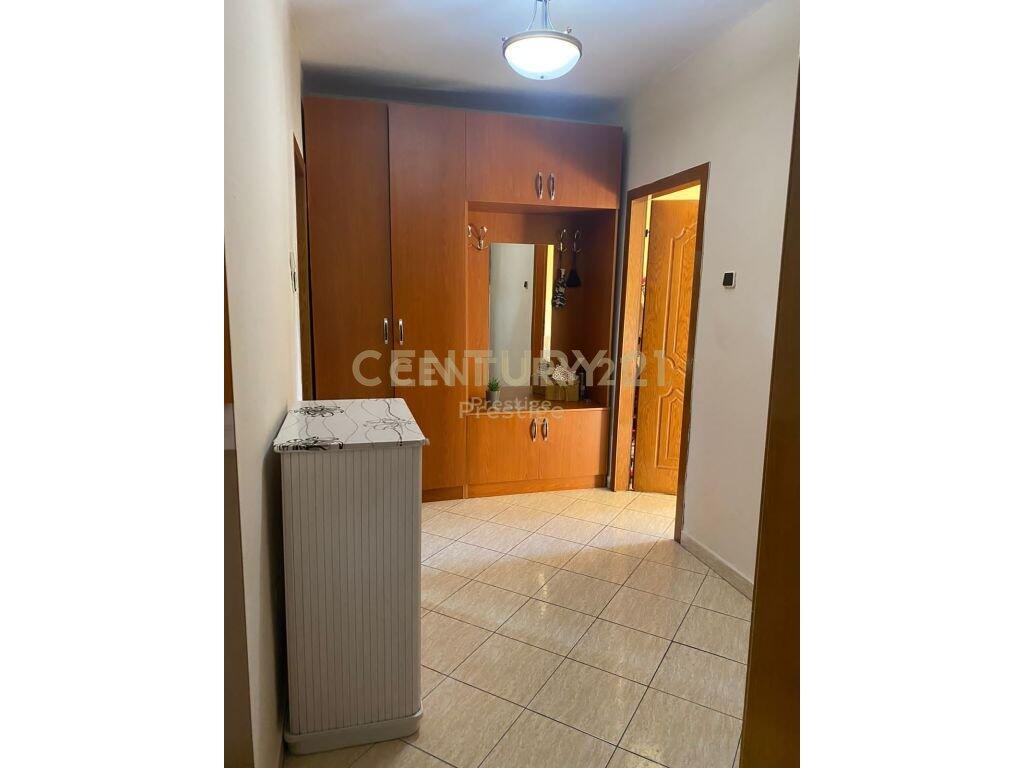 APARTAMENT 1+1 ME QIRA, PRANE SHKOLLES 1 MAJI , ALI DEM!