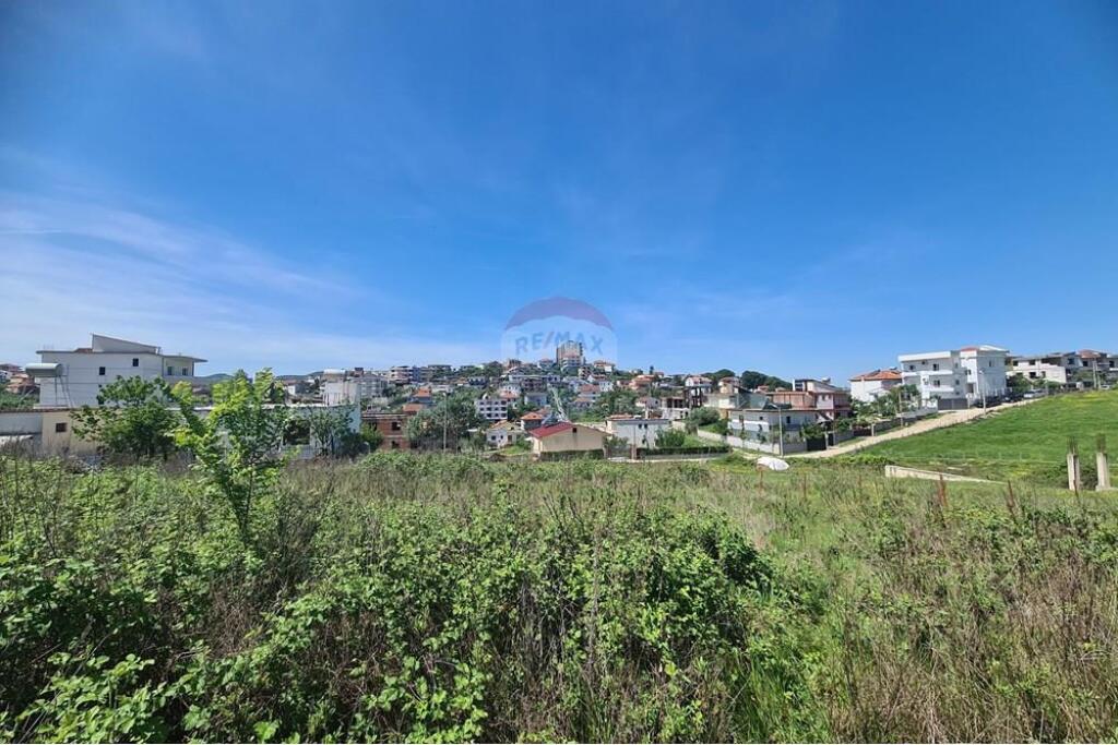 Toke ne shitje prane Liqenit te Farkes