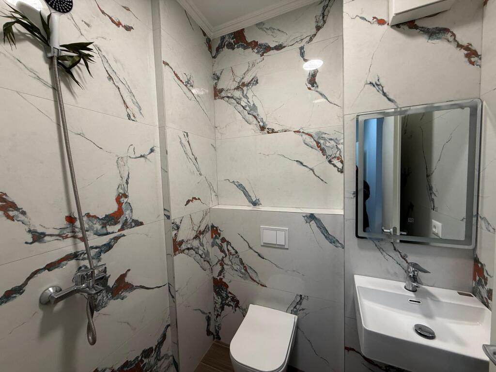 🏢 Appartamento 3+1+2 in affitto con posto auto – Residenza Klensi, Astir 📍 Posizione: Residenza Klensi, zona Astir 🏙️ Piano: 3, con ascensore 🛋️ Condizione: Appena arredato completamente, mobilio nuovo e moderno 🚗 Posto auto: incluso nel prezzo  💶Prezzo 850 Euro/ Mese