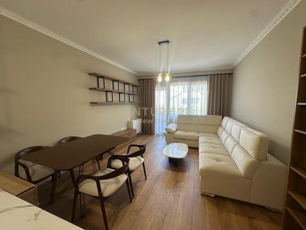 Jepet me qira apartament i sapomobiluar te Pazari Ri.