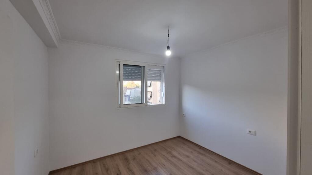 SHITET APARTAMENT 2+1 PRANE STADIUMIT DINAMO