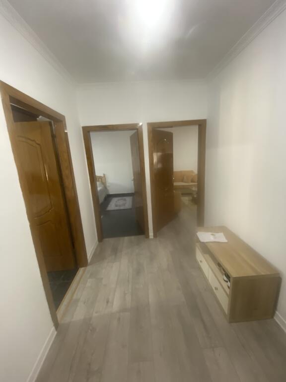 2+1,i mobiluar ne xhamllik,cmimi 500 euro