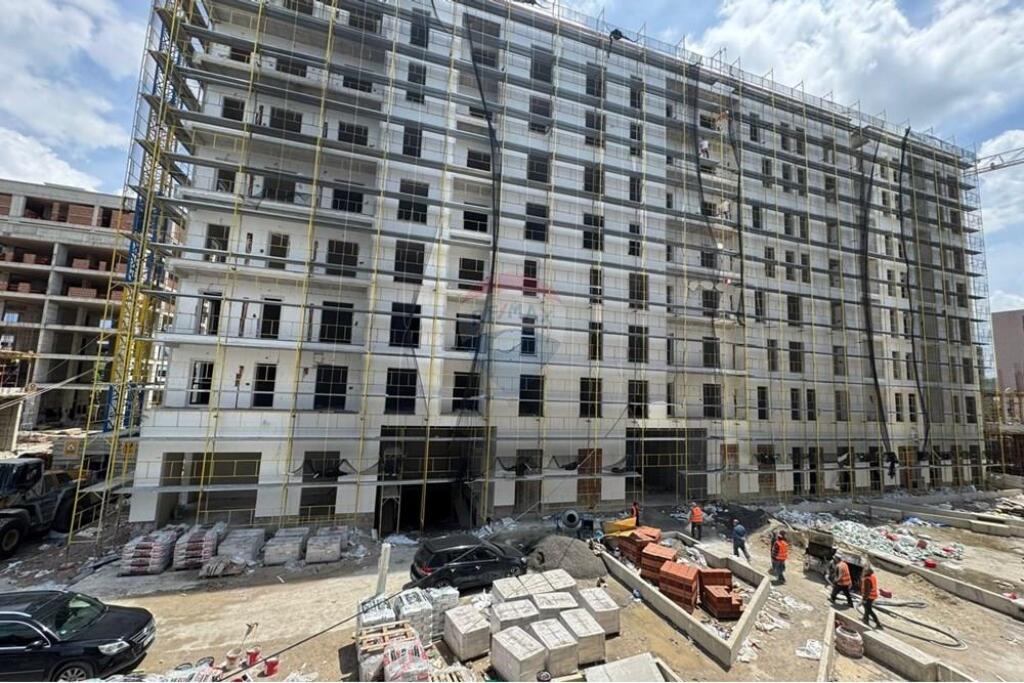 Shitet Apartament 1+1 Tek ish Sheshi Shqiponja !