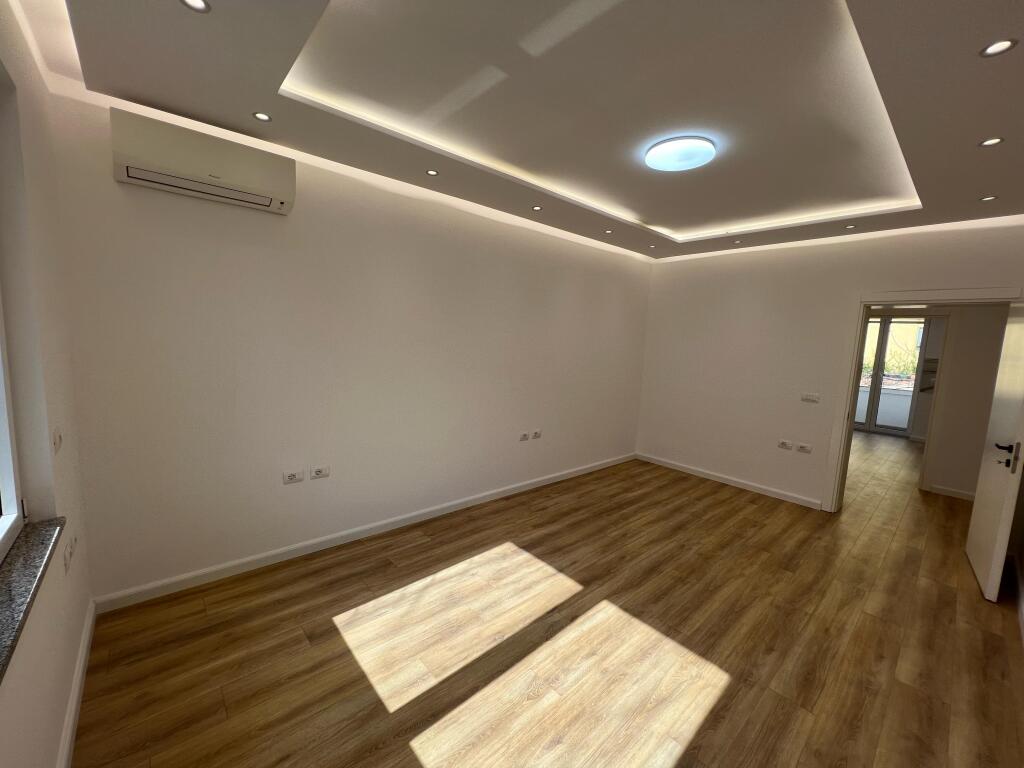 📣 QERA Apartament 2+1 📍 Prane Kafe Flores , Qender Tirane 💶 Cmimi 900€