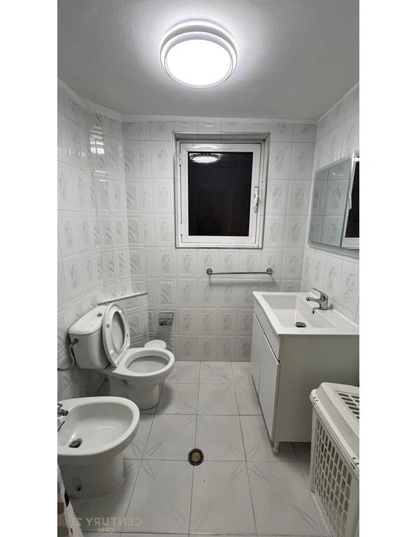 Apartament me qira 2+1, Kafe Flora