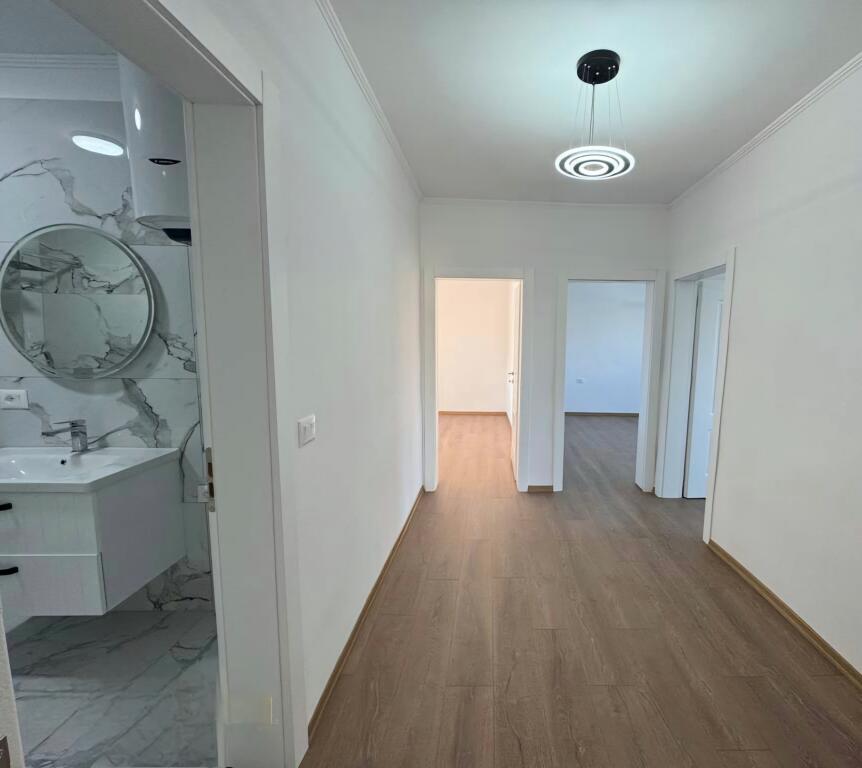 Shitet apartament 2+1 ne Xhamllik!
