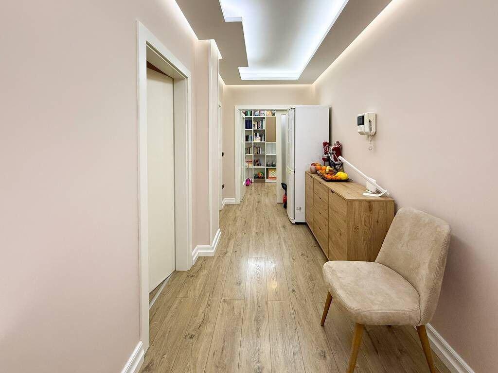 Qera, Godine 4-katëshe, Shkolla e Kuqe, Tiranë.