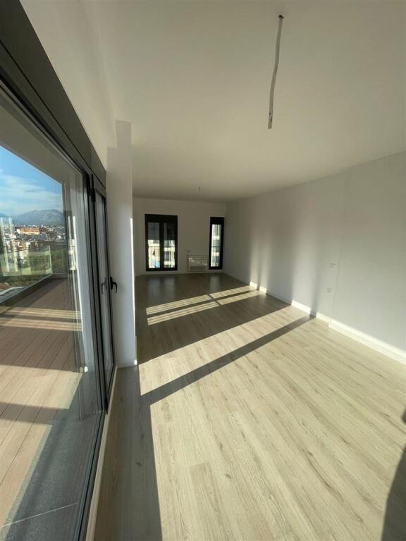 Ufficio Moderno con Veranda in Affitto – Via Elbasanit
