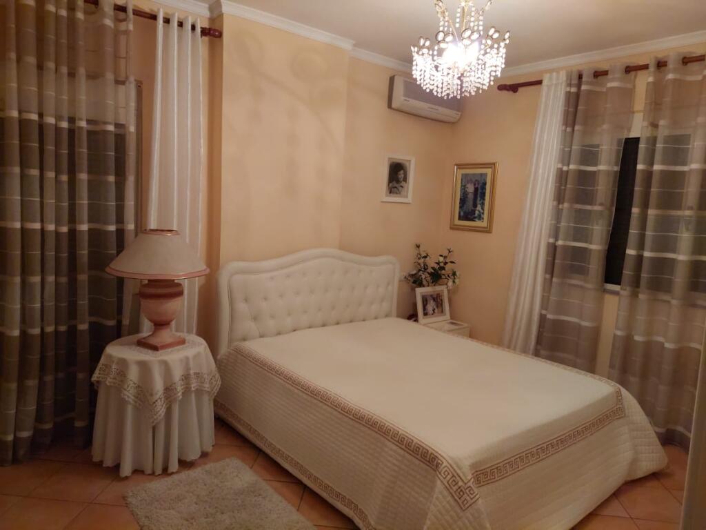 APARTAMENT PER QERA PRAN RRUGES S E PORTIT VELIERA