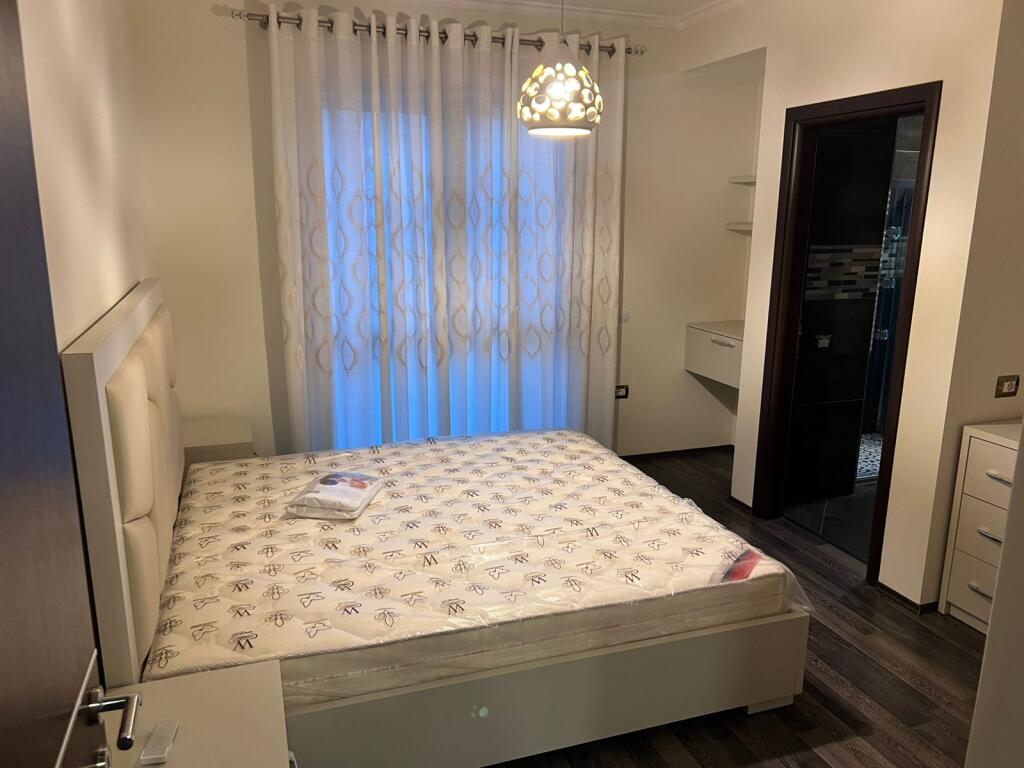 Jepet me qera apartament 2+1+2 Tek rr.Kosovareve !