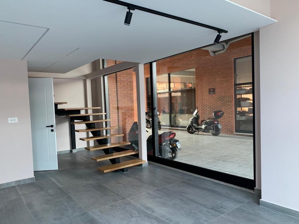NEGOZIO IN AFFITTO 100 M2 VIA KAVAJES 1.200 EURO