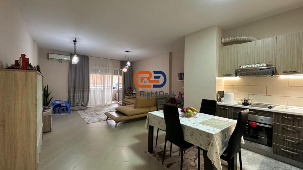 Prane Pazarit Te Ri, Shitet Apartament 1+1, Mundesi Ideale Investimi !!
