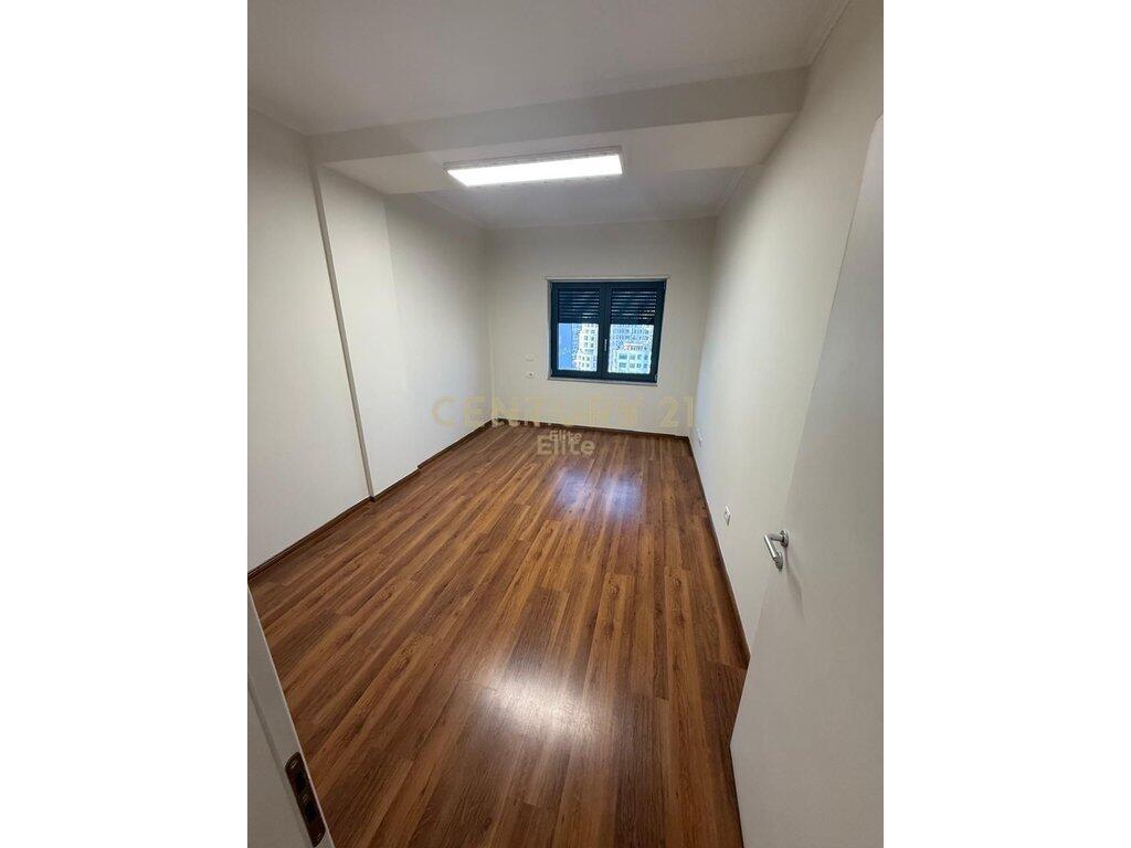Jepet me Qira Apartament 3+1+2 pranë 🏙️ Ring Center