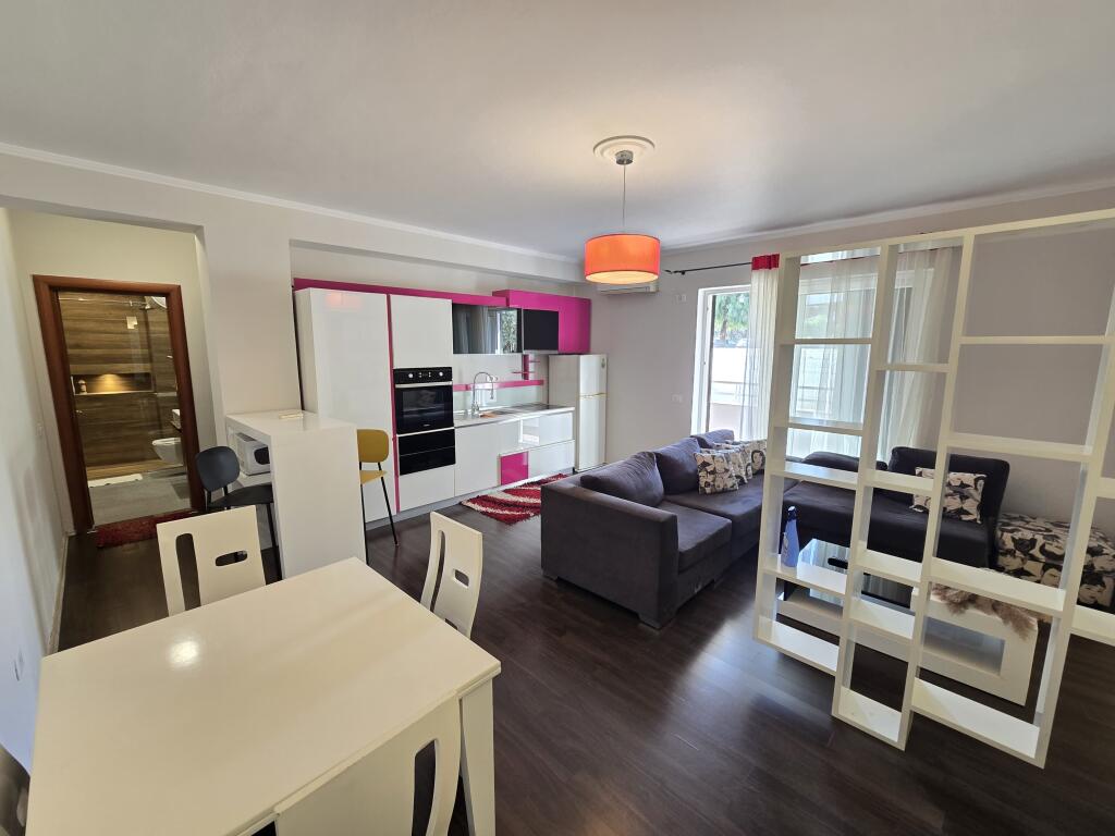 Jepet me qera Apartament 1+1+ Parkim
