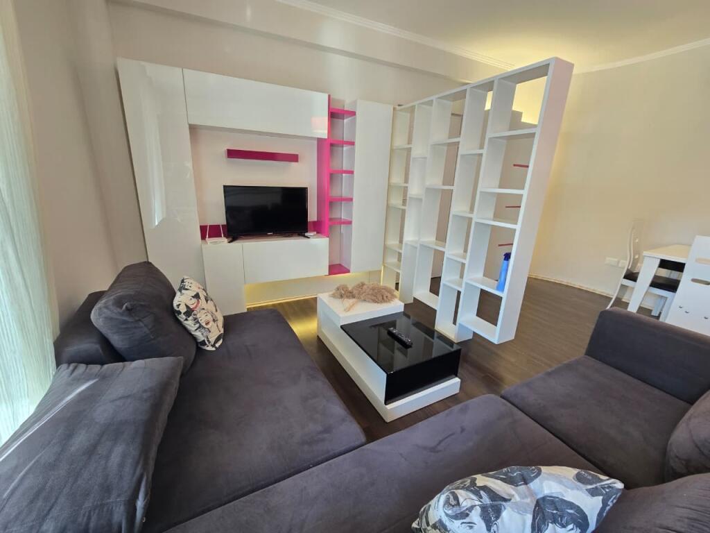 Jepet me qera Apartament 1+1+Parkim  Adresa : Kodra E Djellit 1  E mobiluar  Kati 1  Cmimi 600€ perfshir admistrimin