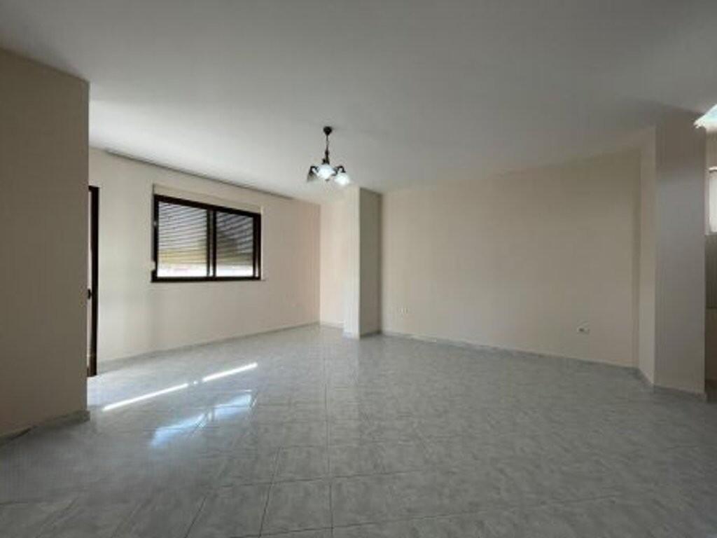 Prane Zones se Brrylit, Studio Bosh! 300 € /Muaj