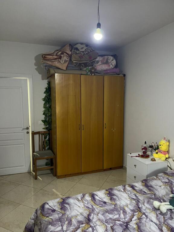 Tiranë, jepet me qera apartament 1+1 në katin e 8-të,me ashensor, 70 m²,spitali amerikan 3