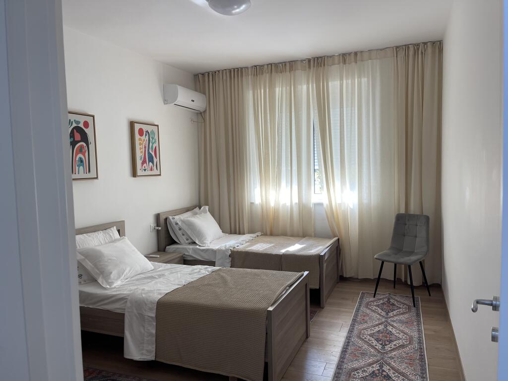 Jepet me qira apartament 2+1 tek Kafe Flora