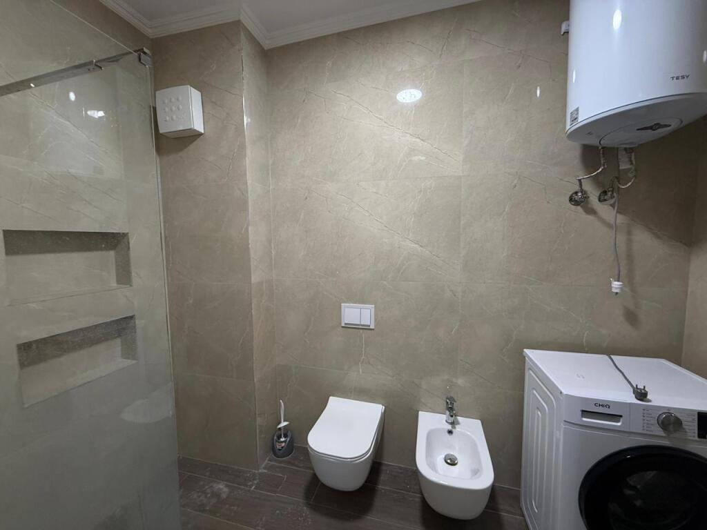 🏢 Jepet me qira apartament 3+1+2 me post parkimi – Rezidenca Klensi, Astir