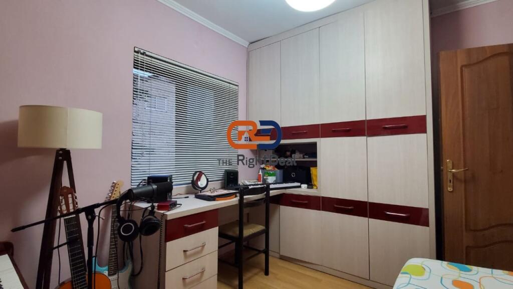 Ne Rrugen E Durresit, Shitet Apartament 4+1+2, Me Hapesira Teper Te Bollshme !!