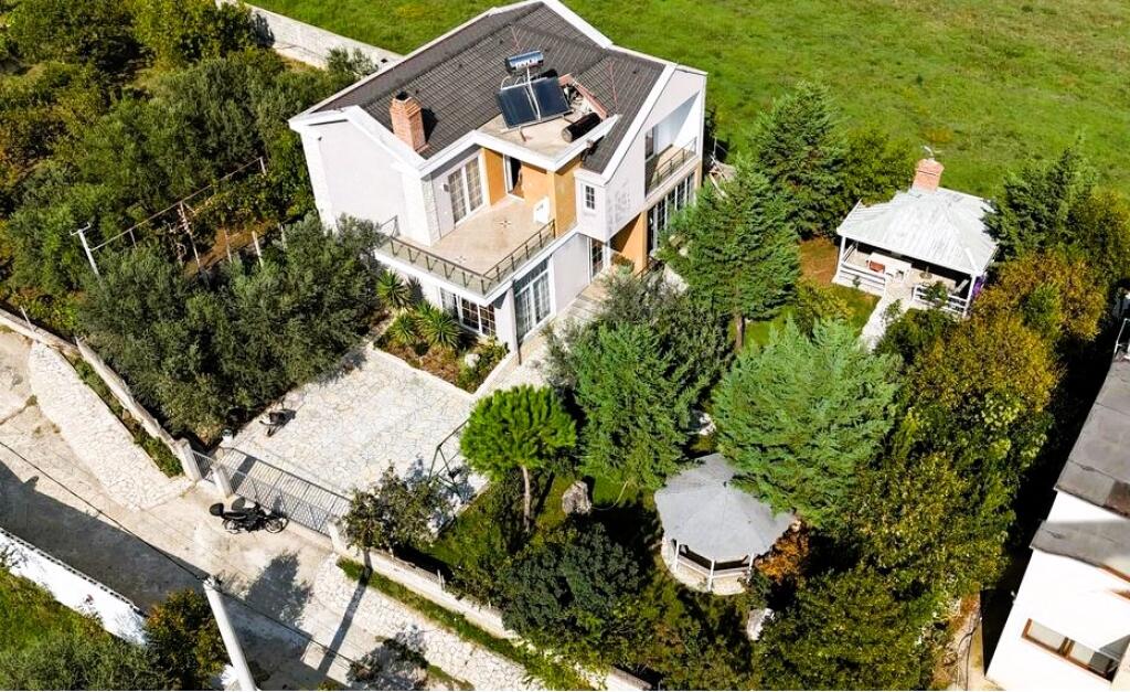 Shitet vile 2 kateshe ne Tufine !