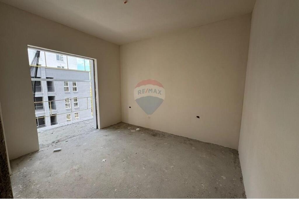 Shitet Apartament 1+1 Tek ish Sheshi Shqiponja !