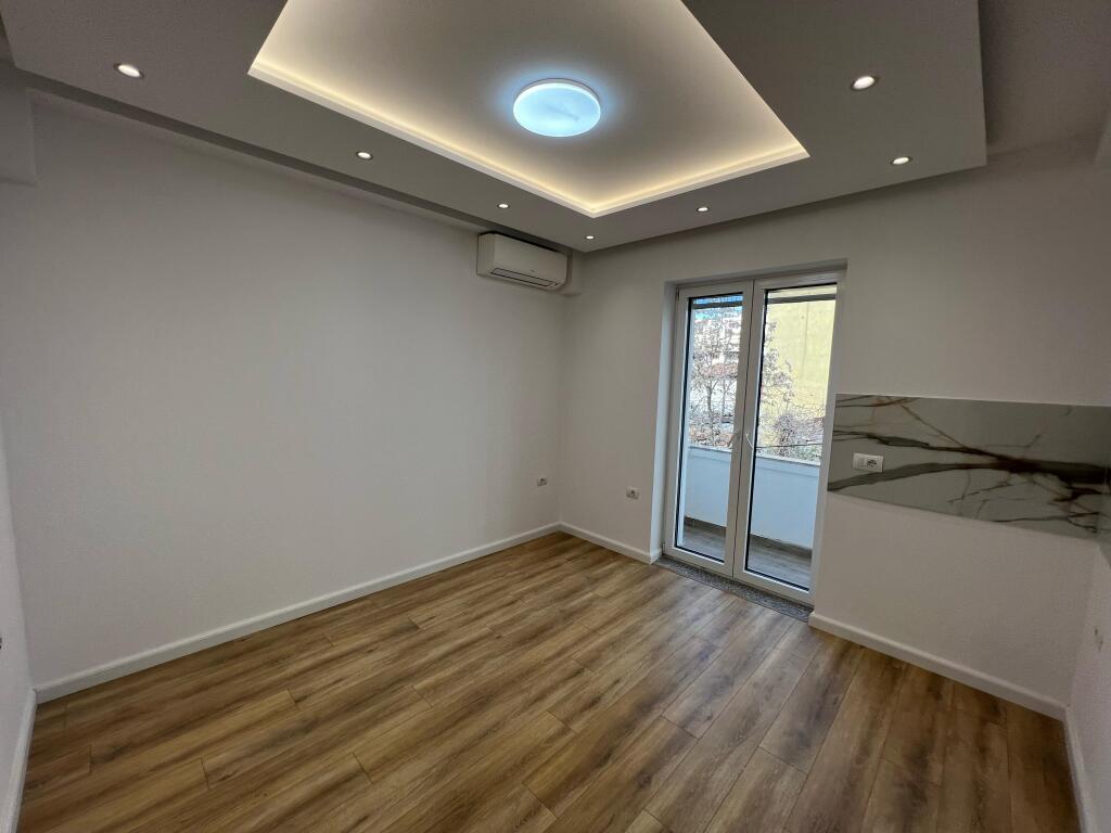 📣 QERA Apartament 2+1 📍 Prane Kafe Flores , Qender Tirane 💶 Cmimi 900€