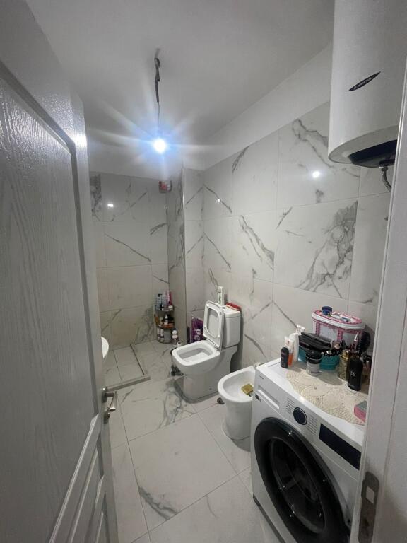 Tiranë, jepet me qera apartament 1+1 në katin e 8-të,me ashensor, 70 m²,spitali amerikan 3