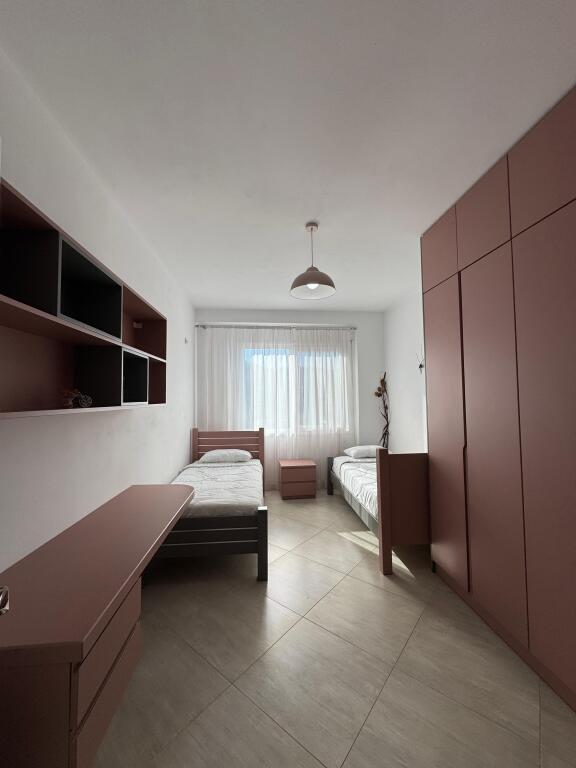 Qera 2+1 liqeni that prane Hotel Radisson