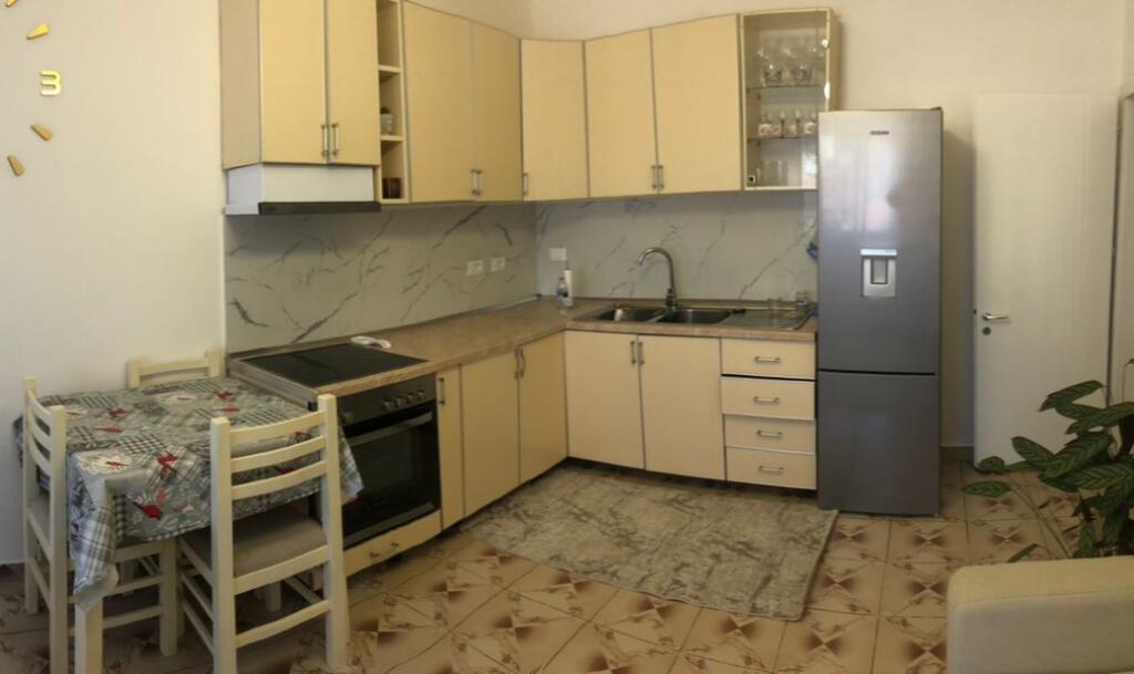 APARTAMENT per qera prane Policise
