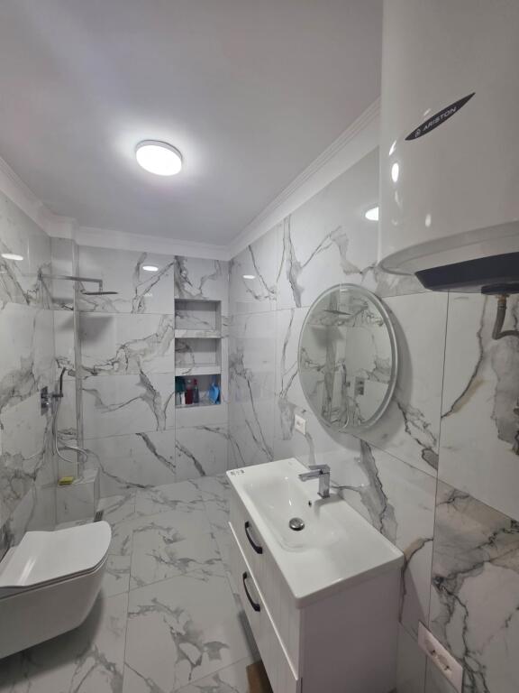 🏢Xhamllik,prane Shkolles 9-vjecare”Kongresi i Lushnjes”shitet apartament 2+1, 149,000 €uro