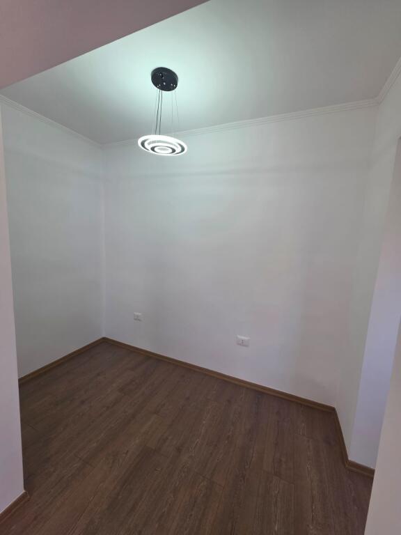 🏢Xhamllik,prane Shkolles 9-vjecare”Kongresi i Lushnjes”shitet apartament 2+1, 149,000 €uro